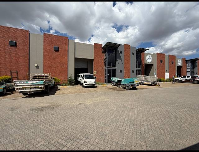 302M² WAREHOUSE TO LET IN STIKLAND INDUSTRIAL